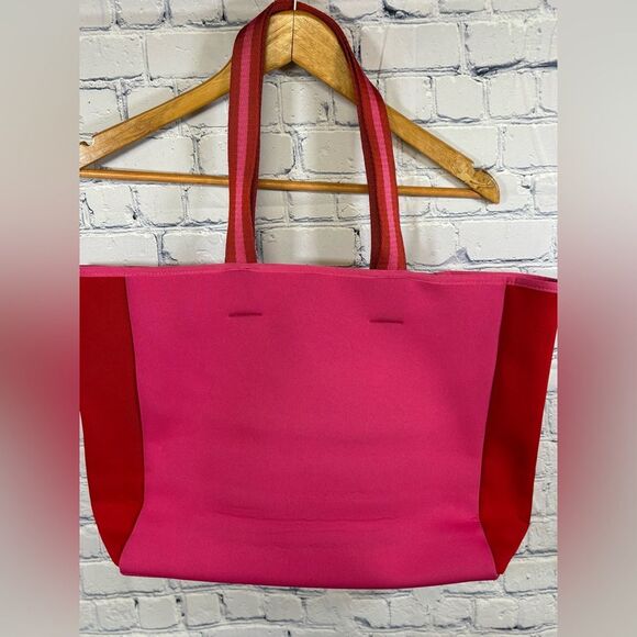 Summersalt Neoprene Hibiscus & Lava Water-resistant Beach Web Handle Beach Tote - Picture 1 of 9